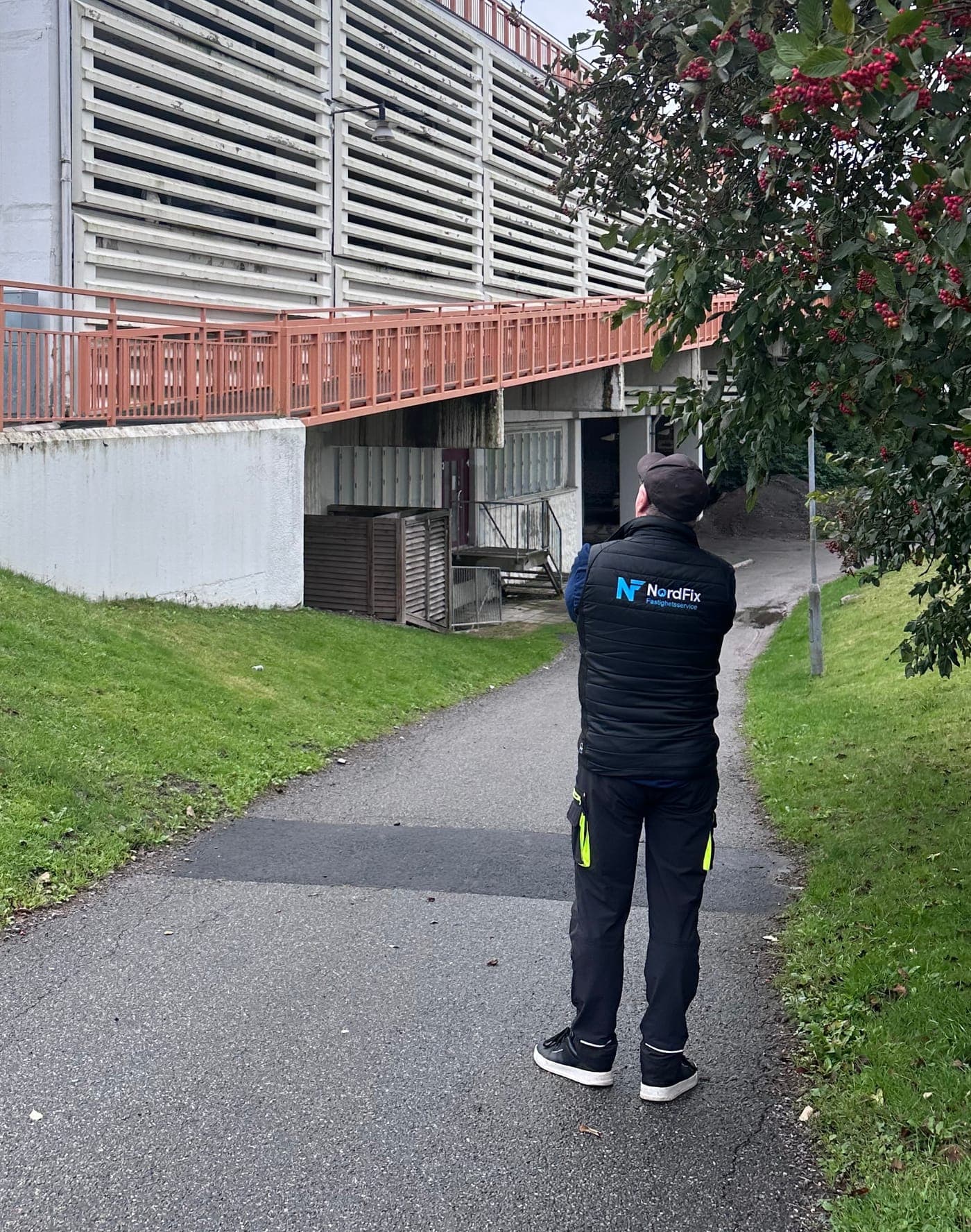 Medarbetare från NordFix besiktar en fastighet i Göteborg
