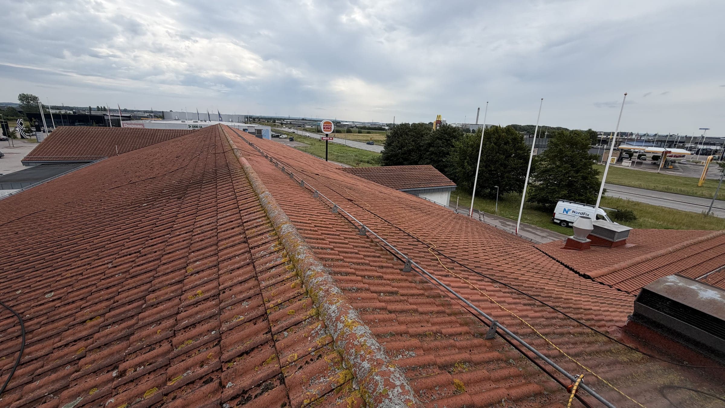 Före: tegeltak som tvättas av NordFix