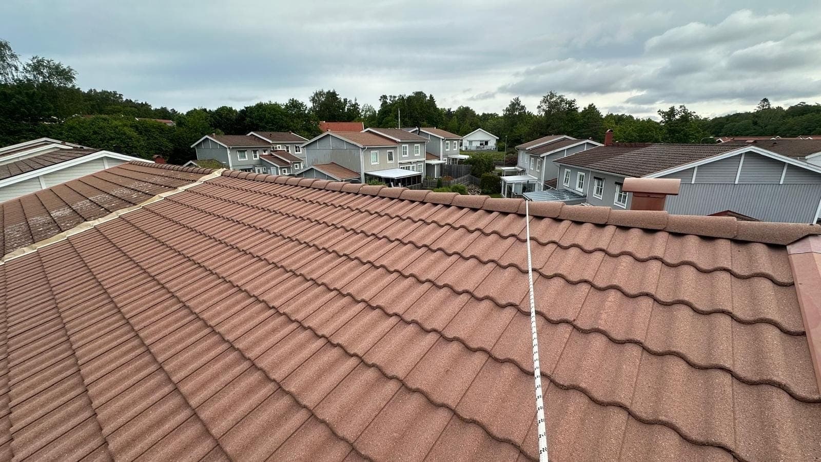 Samma tegeltak efter taktvätt av NordFix