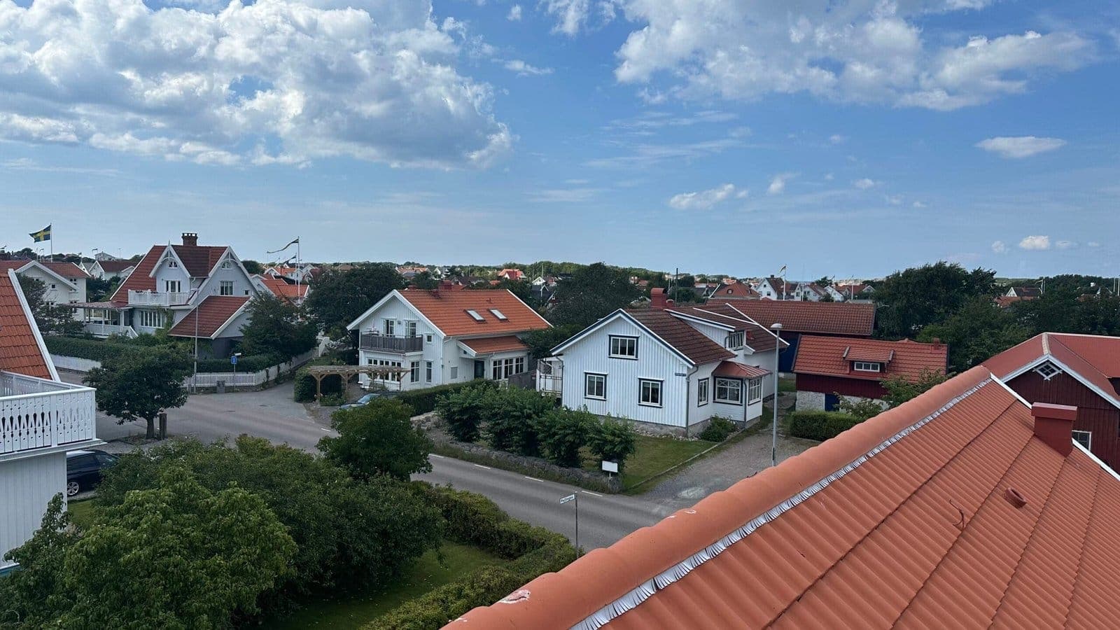 Fasadmålning på Hönö, bild 2 av 8