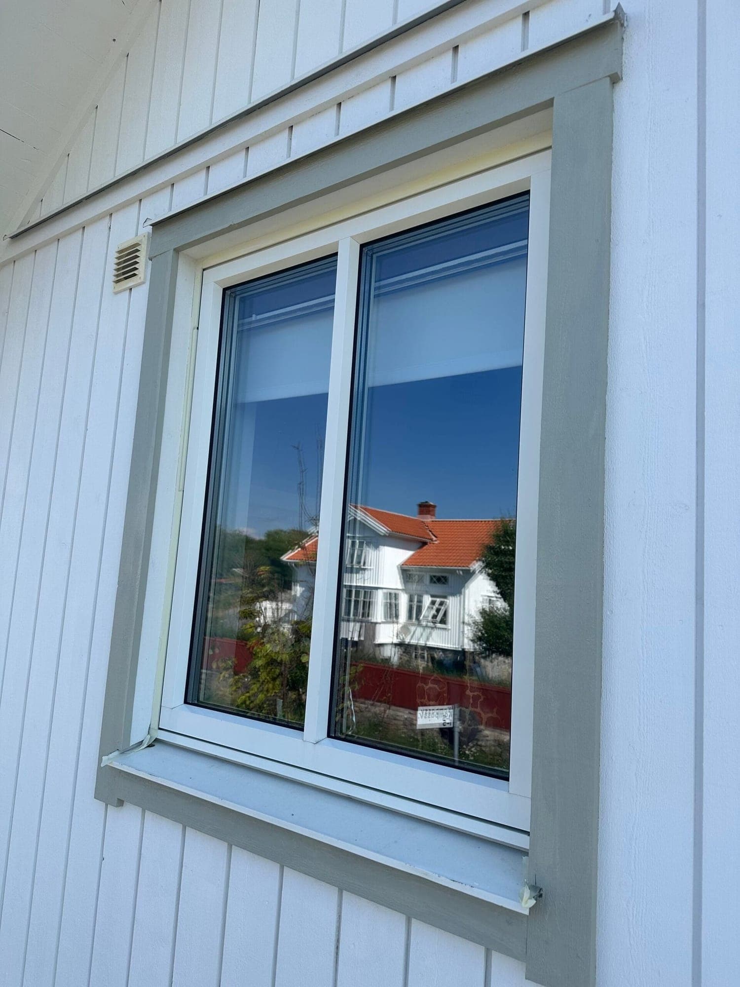 Fasadmålning på Hönö, bild 3 av 8