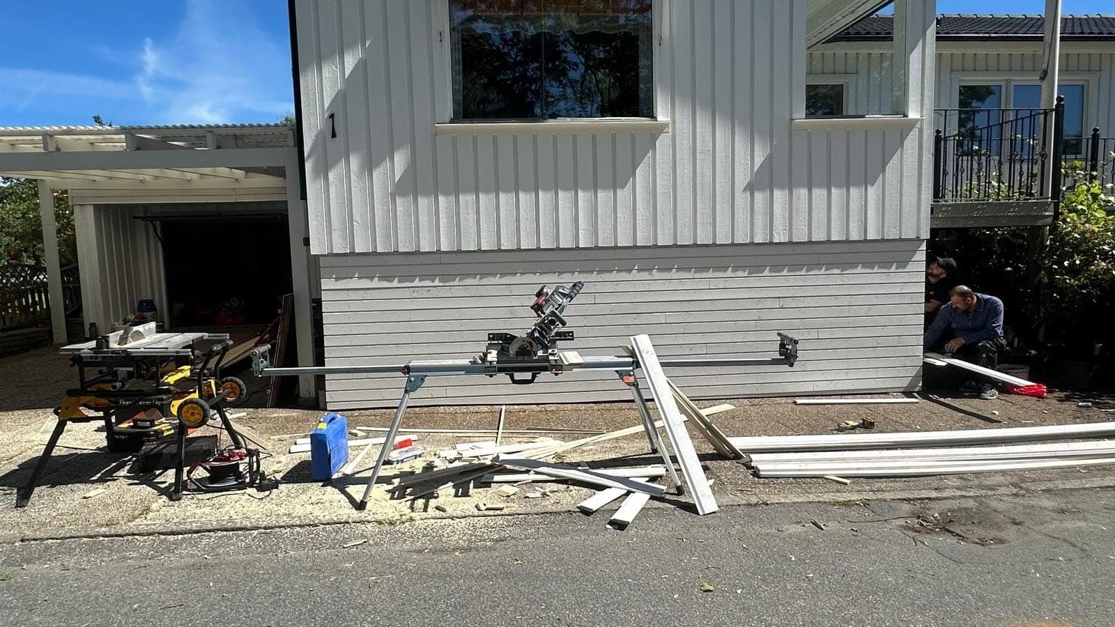 Pågående fasadrenovering med ny panel