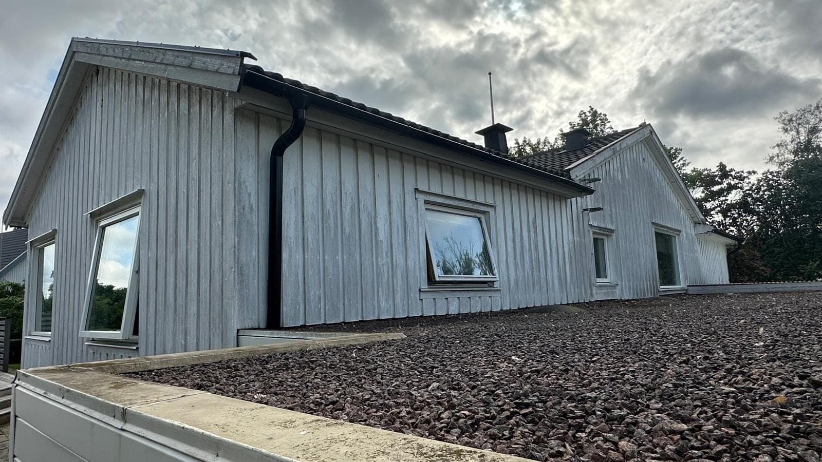 Villa med grå träpanel efter fasadtvätt