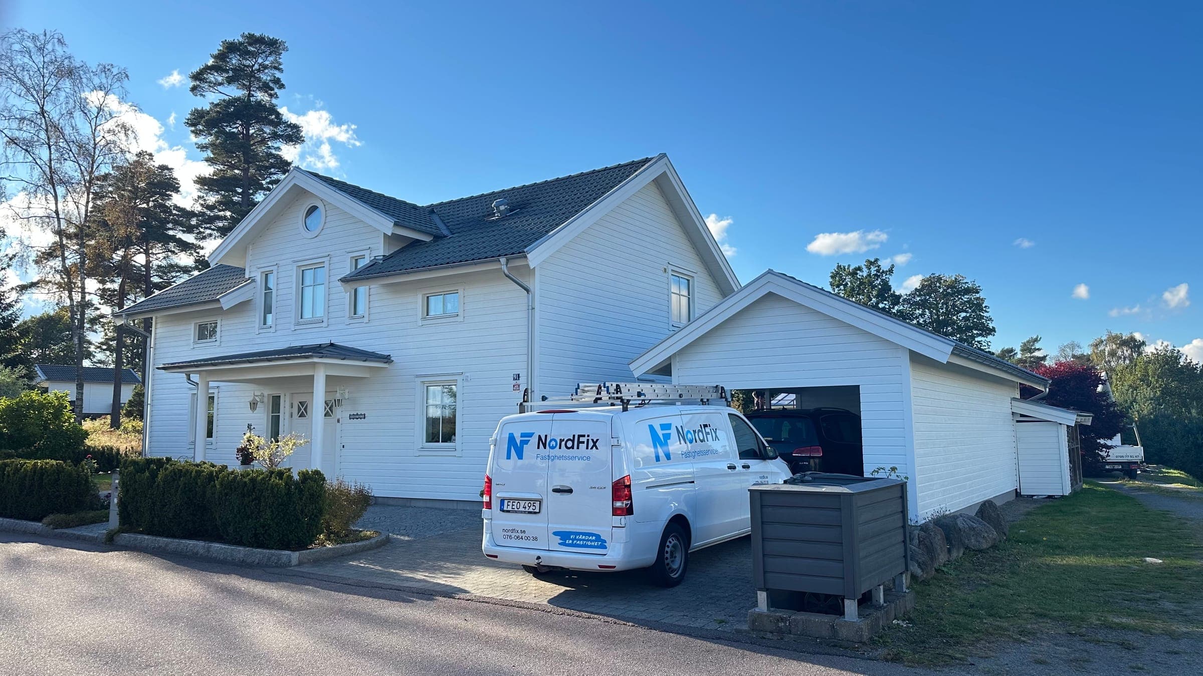 NordFix servicebil framför en nymålad vit villa i Göteborg
