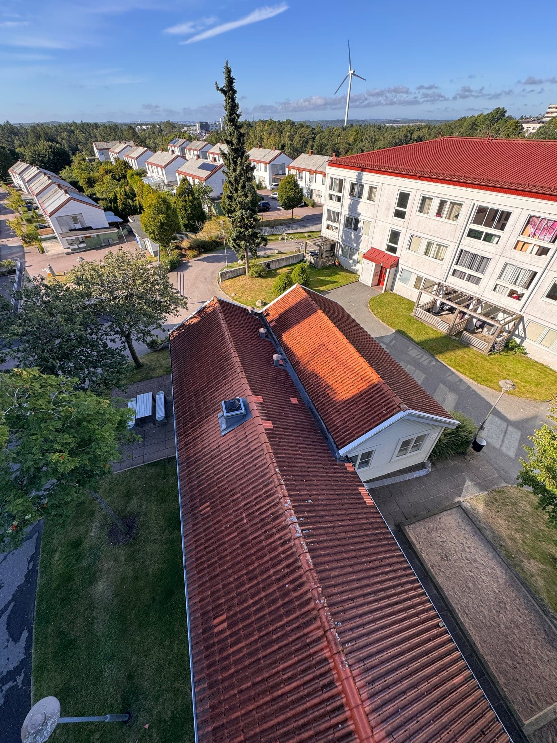 Tvätt av tak i Gårdsten, uppdrag åt Gårdstensbostäder AB, bild 3 av 4