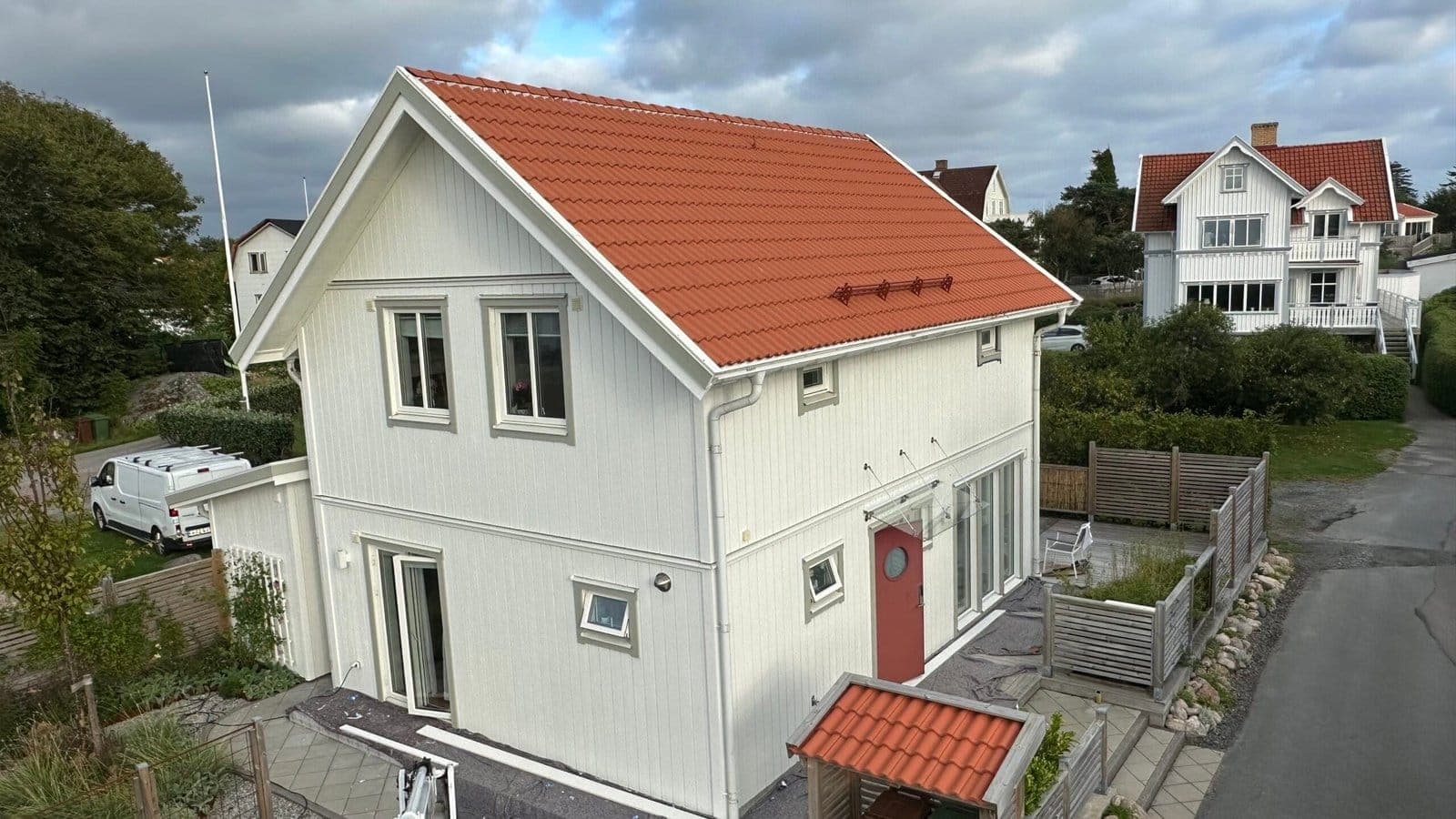 Fasadmålning på Hönö, bild 1 av 8